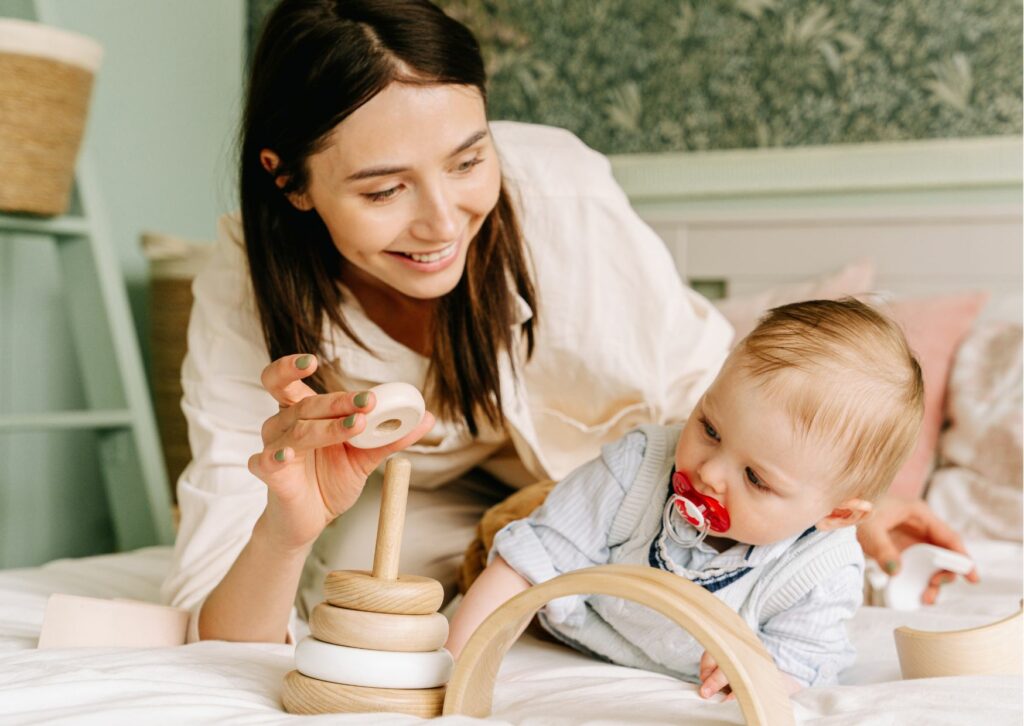 conseil de maman, jouer avec son bébé, jouets en bois