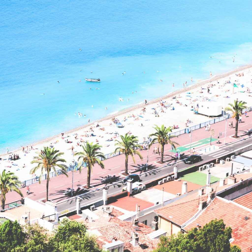 Nice vue sur la plage, vue du chateau sur la page de Nice vue la promenade Nice côte d'azur
