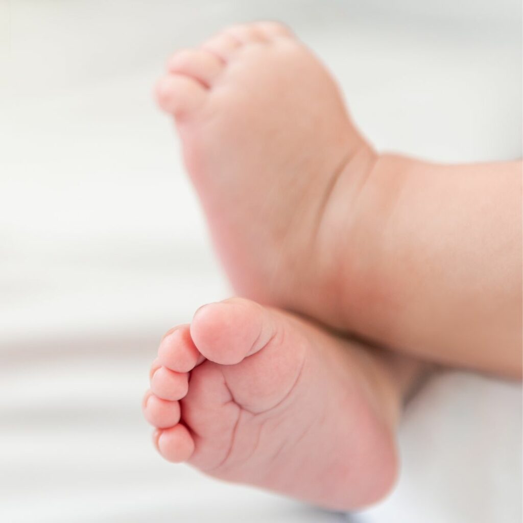 pieds de bebes, motricité des bébés, première année de bébé, petits petons