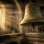 Une cloche en bronze suspendue dans un clocher en pierre avec des ondes sonores visibles dans la lumière.