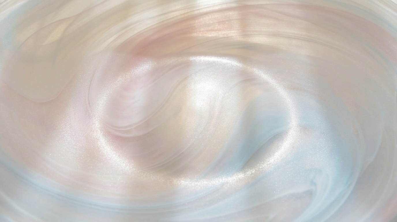 Texture fluide et tourbillonnante aux reflets nacrés, roses et bleutés, évoquant un soin cosmétique doux.
